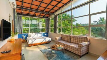 Luxury Quadruple Glass Room with Jacuzzi | In-room safe, soundproofing, iron/ironing board, free WiFi