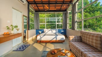 Luxury Quadruple Glass Room with Jacuzzi | In-room safe, soundproofing, iron/ironing board, free WiFi