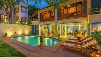 Outdoor pool, pool loungers