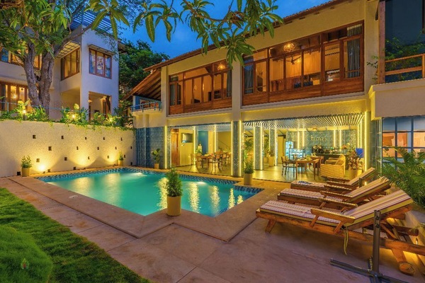Outdoor pool, sun loungers