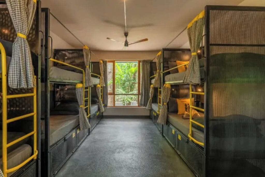 Bed in 10 Bed Mixed Dormitory with Pool View | 客房内保险箱、隔音、熨斗/熨衣板、免费 WiFi