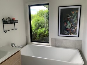 تجهيزات دش، مناشف، صابون، ورق حمّام