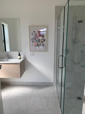 تجهيزات دش، مناشف، صابون، ورق حمّام