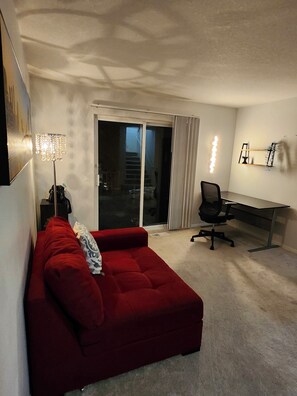 Smart TV, fireplace, books - Spacious 5-bedroom house at the heart of Bethany, close to Intel, and Nike (Portland)
