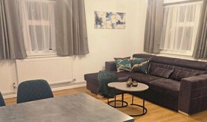 TV, stereo - 1 Bed Flat - Sleeps 4 - Pets - Parking - Wifi (London)