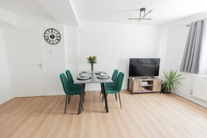 Dining - 1 Bed Flat - Sleeps 4 - Pets - Parking - Wifi (London)