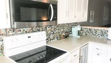 Refrigerador, microondas, horno, placa de cocina