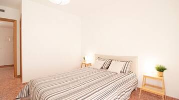 Iron/ironing board, bed sheets