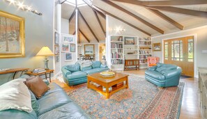 Fernseher, Kamin, Bücher, Stereoanlage