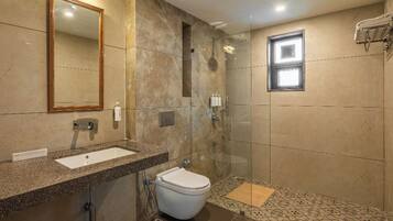 Deluxe-Doppelzimmer, Balkon, Stadtblick | Badezimmer