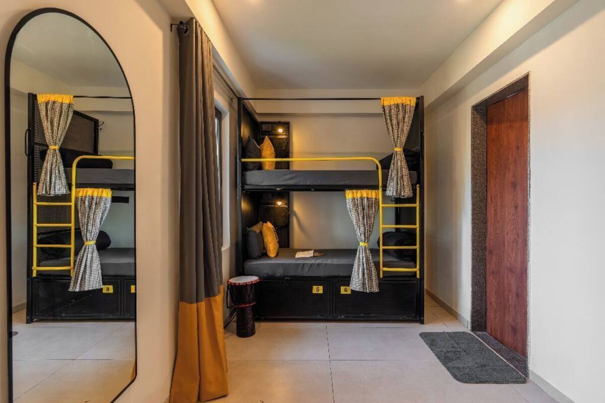 Dormitorio compartido económico, balcón, vista a la ciudad | Tabla de planchar con plancha, wifi gratis y ropa de cama