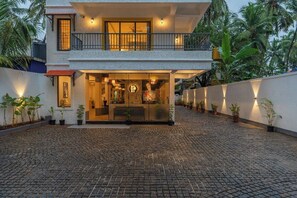 المنشأة من الخارج