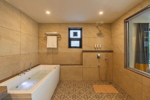 Quarto casal superior, sacada | Banheiro | Secador de cabelo 