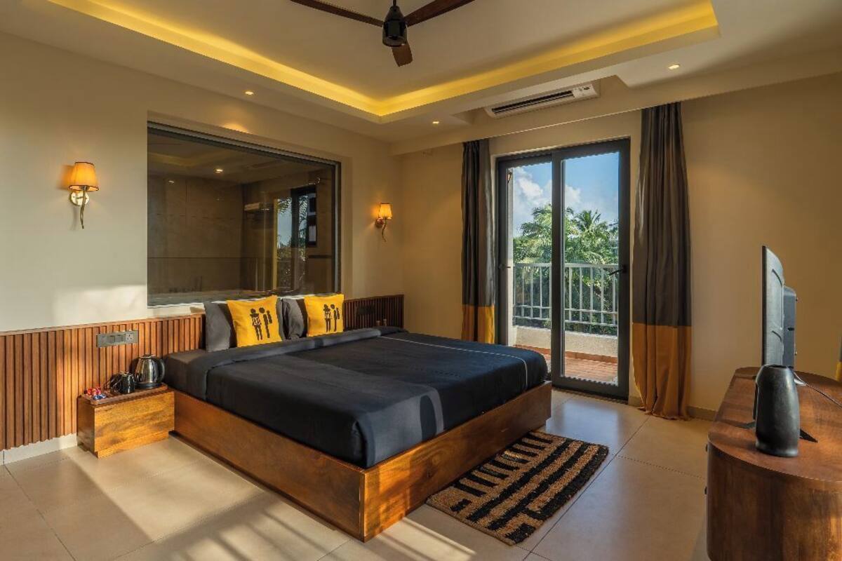 Habitación doble superior, balcón | Tabla de planchar con plancha, wifi gratis y ropa de cama