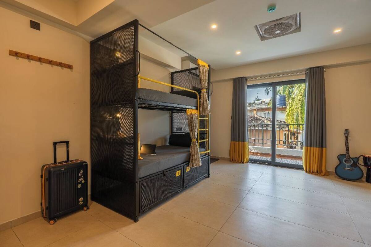 Dormitorio compartido clásico, balcón, vista a la ciudad | Tabla de planchar con plancha, wifi gratis y ropa de cama