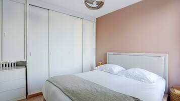 Apartment | 1 bedroom, laptop workspace, iron/ironing board, bed sheets