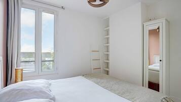 Apartment | 1 bedroom, laptop workspace, iron/ironing board, bed sheets