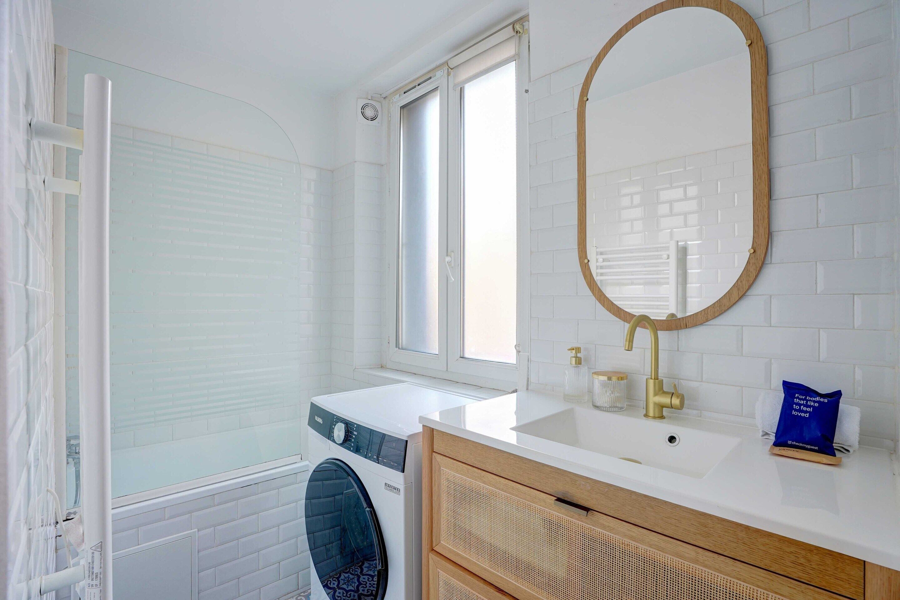 아파트 | 욕실 | 욕조, 헤어드라이어, 타월, 샴푸