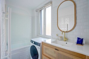 아파트 | 욕실 | 욕조, 헤어드라이어, 타월, 샴푸