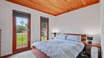 4 bedrooms, iron/ironing board, free WiFi