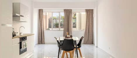 Appartement | Cuisine privée | Cafetière-théière, réfrigérateur, four à micro-ondes, un four