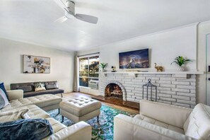 TV, fireplace - New Nobel Prize | Close To Shopping | Close To Fwy (Santa Ana)