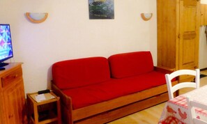 Living area - Studio Apartment With 2 Sleeping Alcoves for 4 People, West-facing (Valloire)