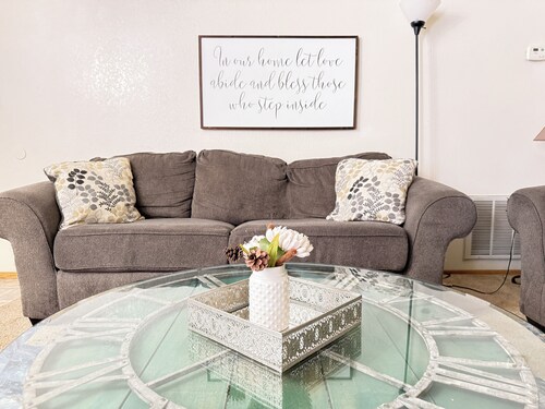 Charming 2-bedroom Gem! Bright 2BR, Pool, Dogs Welcome 30+ Day Stays. Wash/Dryer