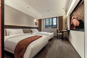 舒适双人房或双床房 | 办公桌、遮光窗帘、免费 WiFi