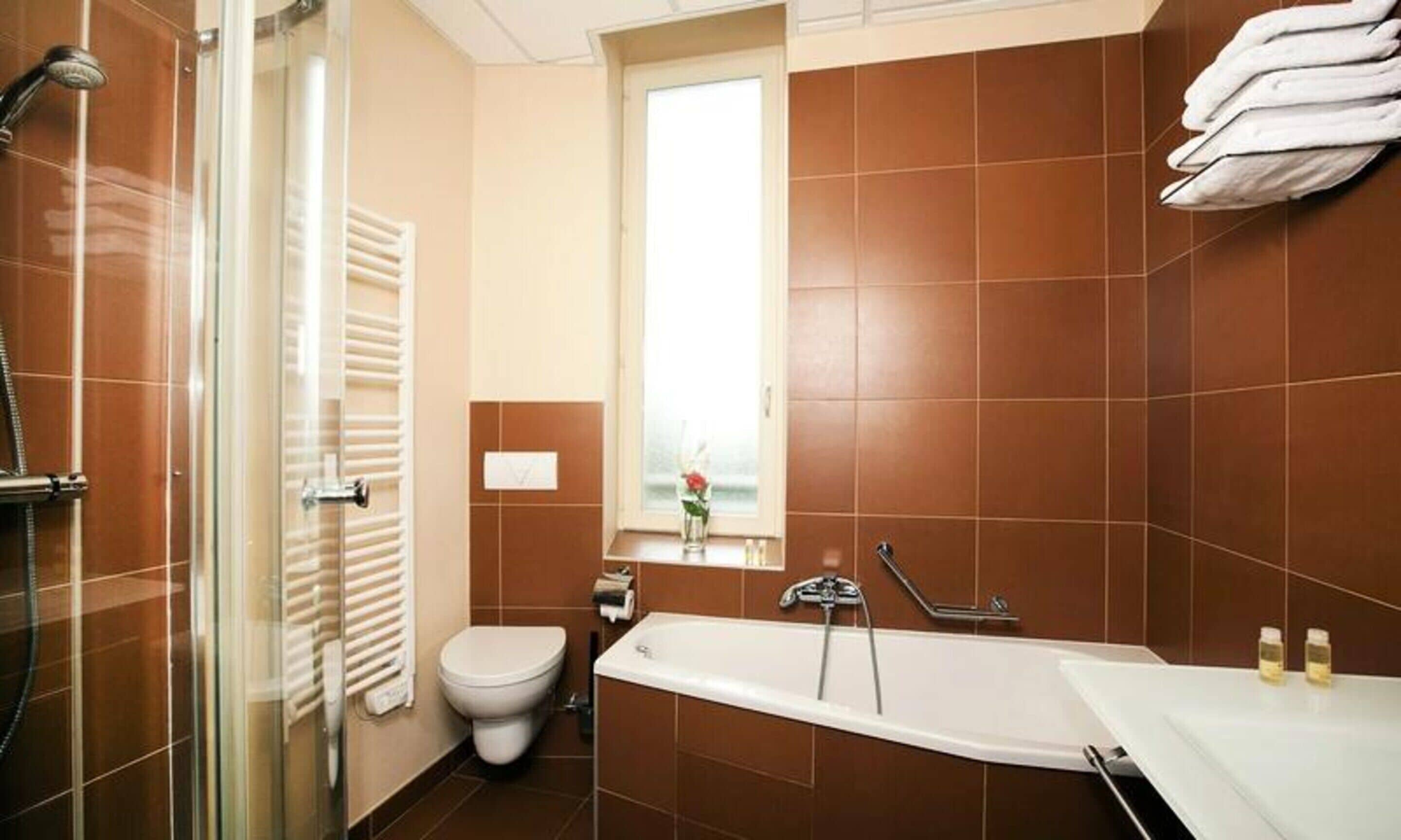 Appartement | Badkamer | Een haardroger, handdoeken