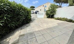 Property grounds - 3-bedroom House With Garage, air Conditioning, and 500m From the Beaches (Port-la-Nouvelle)