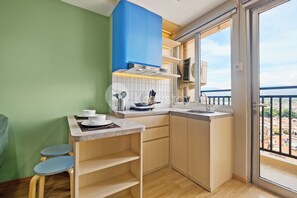 Apartament, 2 dormitoris, vistes a la ciutat | Cuina privada | Frigorífic gran, microones, placa de cuina i arrossera 