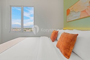 Apartment, 2 Schlafzimmer, Stadtblick | Schreibtisch, laptopgeeigneter Arbeitsplatz, Bügeleisen/Bügelbrett