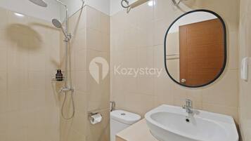 Departamento, 2 habitaciones, vista a la ciudad | Baño | Regadera, amenidades de baño gratuitas, secadora de cabello, bidet