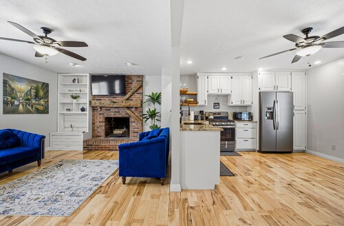 Bright Modern Home Minutes to Bridge Park