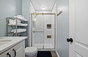 Een douche, een haardroger, handdoeken, zeep