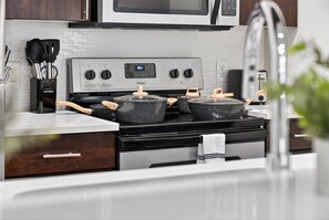 Microwave, oven, stovetop, dishwasher - Modern 1BR Uptown + West Village + Free Parking + Near Katy Trail & Dining (Dallas)