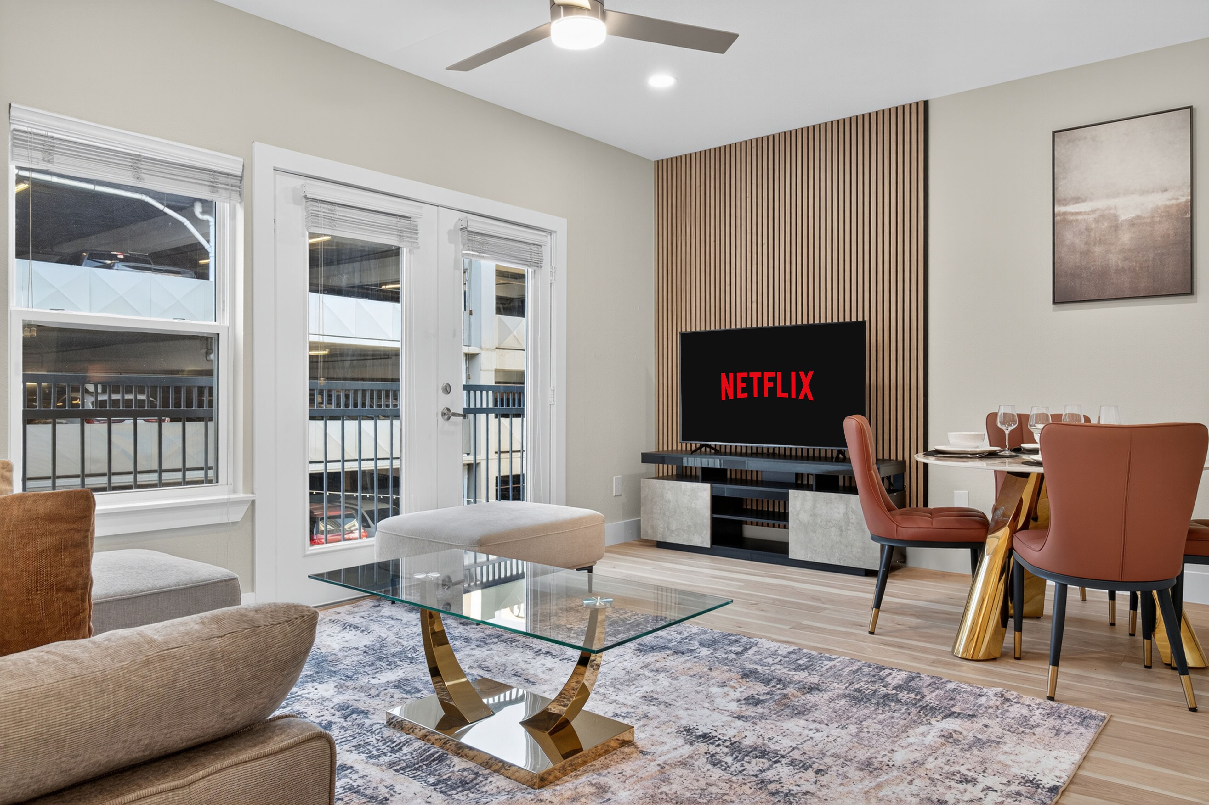 Een televisie en een open haard