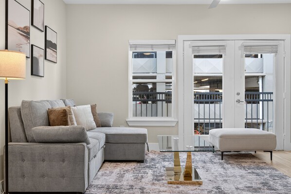 TV, fireplace - Modern 1BR Uptown + West Village + Free Parking + Near Katy Trail & Dining (Dallas)