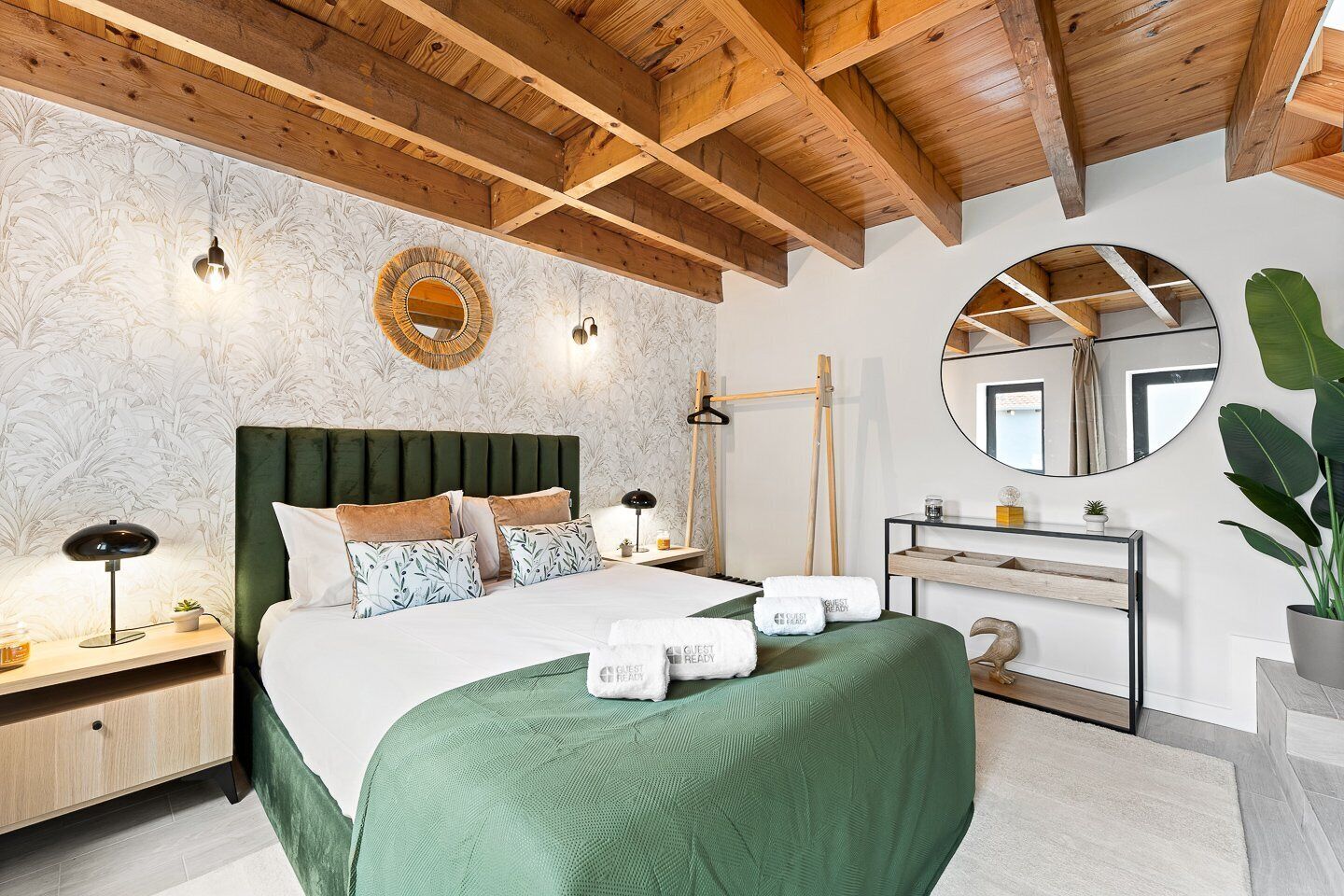 Een strijkplank/strijkijzer, internet, beddengoed