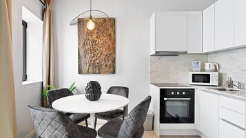 Coffee/tea maker, fridge, microwave, toaster