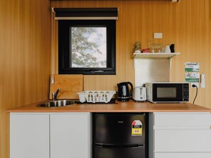 Geladeira, micro-ondas, cooktop, cafeteira/chaleira