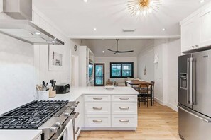 Frigorífico, microondas, horno y placa de cocina