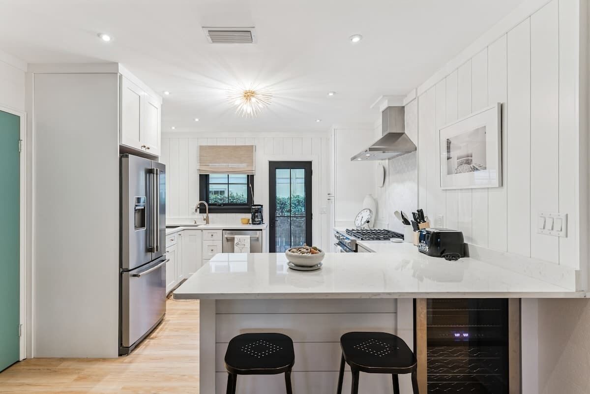 Geladeira, micro-ondas, fogão, cooktop