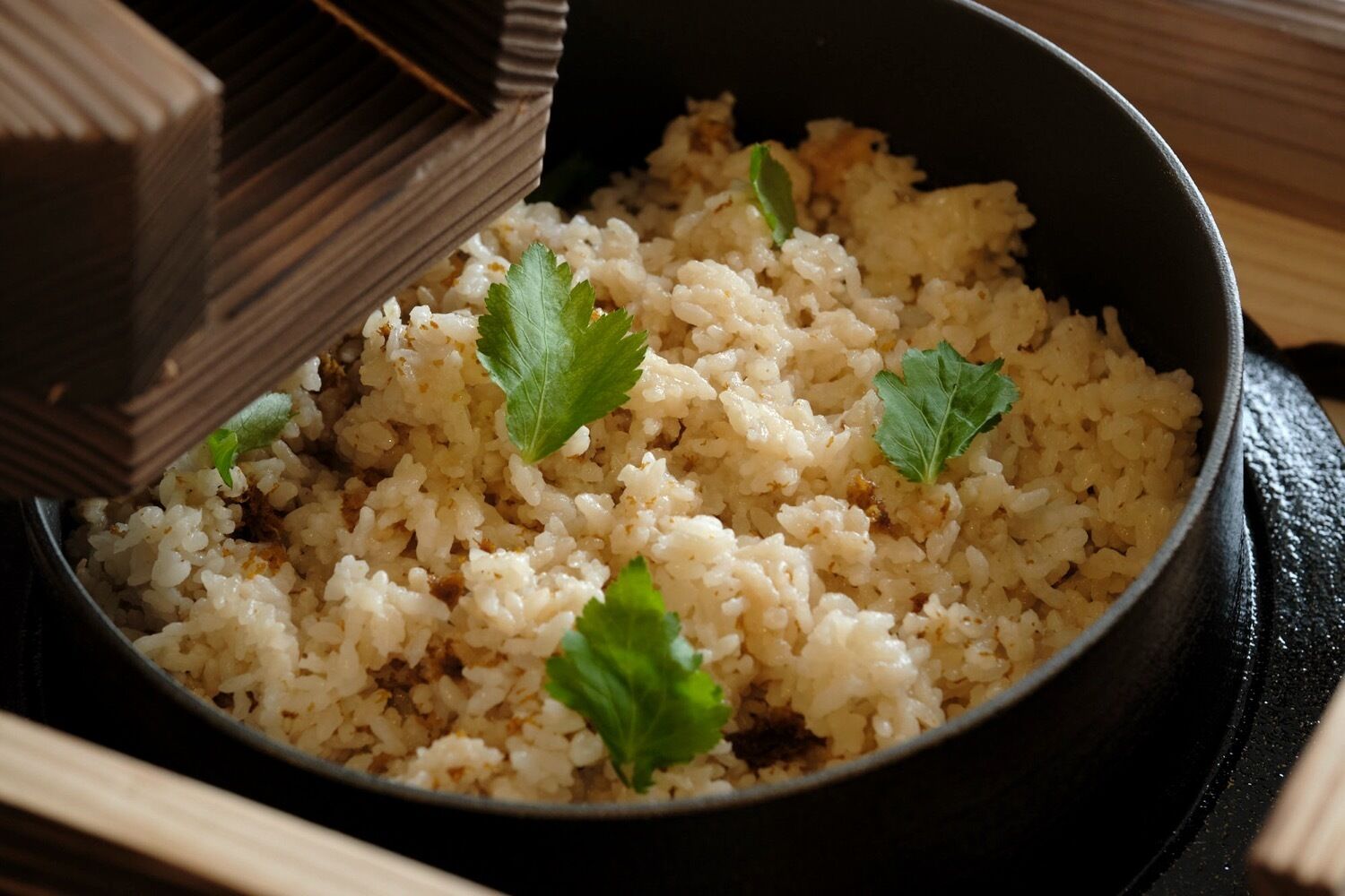 Un bol de riz assaisonné, garni de persil.