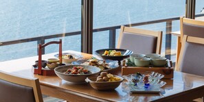 朝食 (ビュッフェ)、毎日提供 (1 名様 3300 JPY)