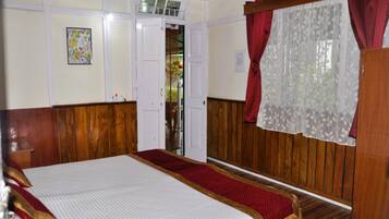 Habitación básica doble, vista al patio | Wifi gratis