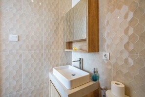 Artículos de tocador gratuitos, secador de pelo, toallas, jabón