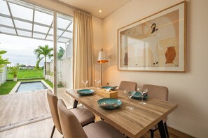 Deluxe villa, uitzicht op zwembad | Dineerruimte