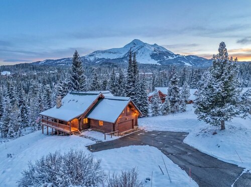 Big Sky Cozy Cabin | Lone Peak Views + Hot Tub